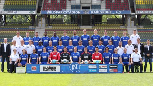 Fußball GER 2 BL Porträttermin 2016 2017 Mannschaftsfoto Karlsruher SC 27 07 2016 Obere Reih